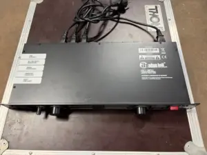 Adam Hall PCL 10 PRO Power Conditioner mit Rackbeleuchtung und Messanzeigen (б/у) — фото 3